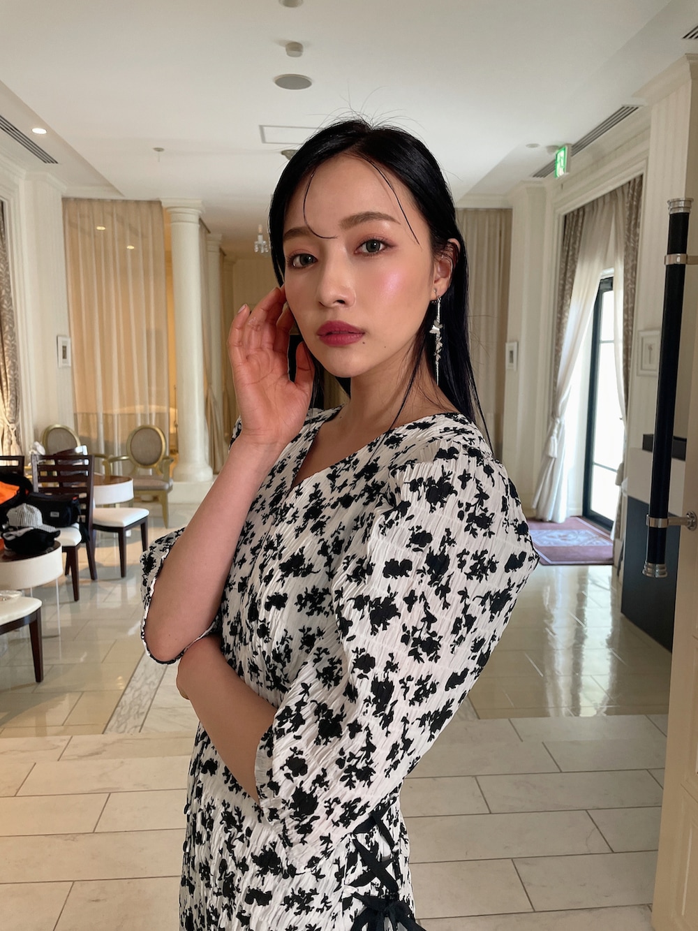 ホワイト系のワンピースを着用したレディースの春コーディネートの3枚目の写真