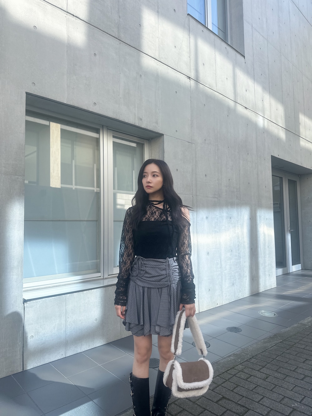 ブラック系のその他トップス、その他のその他パンツ、ブラウン系のショルダーバッグを着用したレディースの冬コーディネートの2枚目の写真