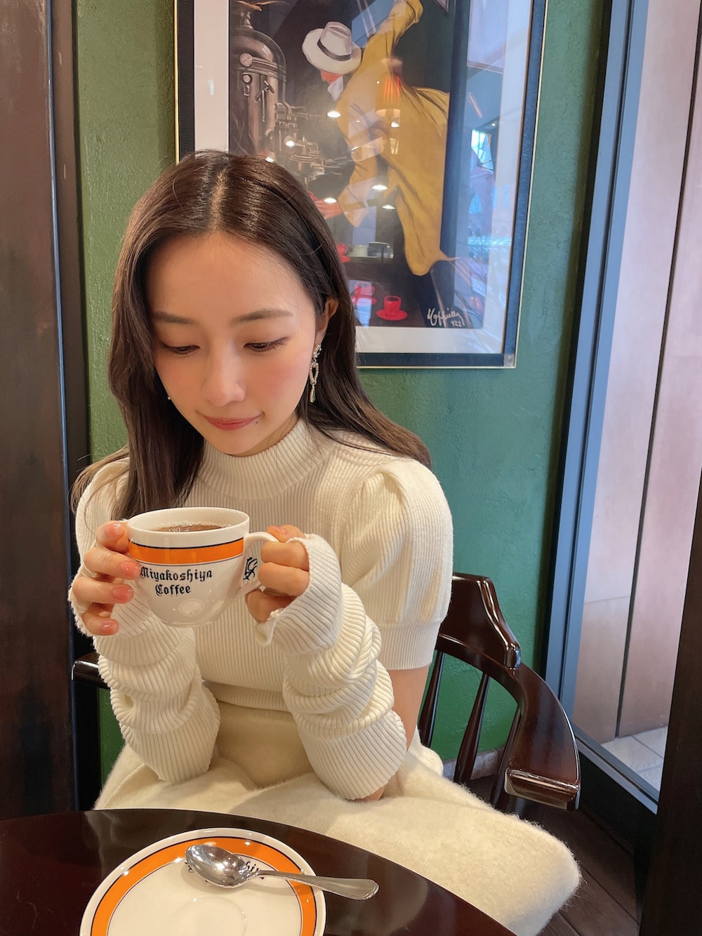 ホワイト系のワンピースを着用したレディースの夏コーディネートの2枚目の写真