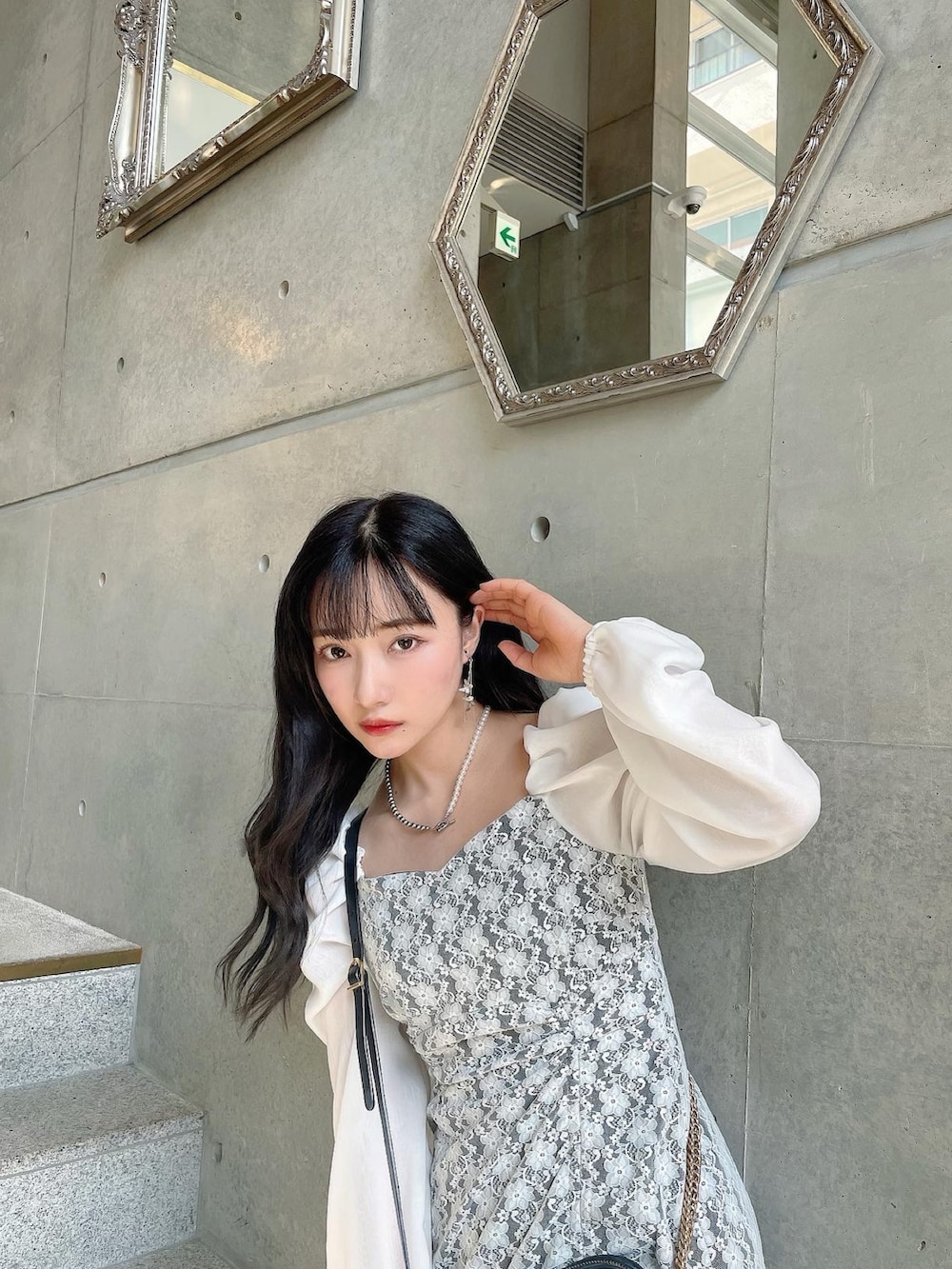 ホワイト系のワンピースを着用したレディースの夏コーディネートの3枚目の写真