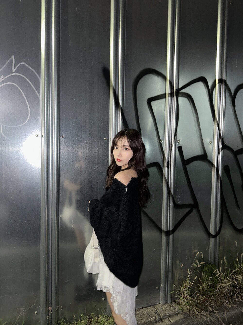 ブラック系のニット/セーターを着用したレディースの冬コーディネートの5枚目の写真