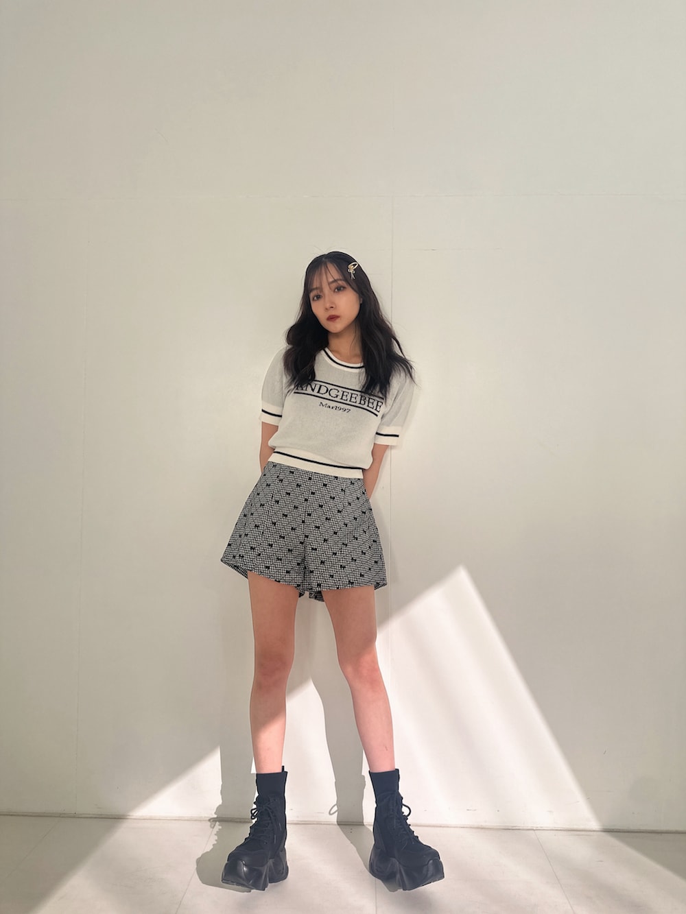 ブルー系のニット/セーター、ホワイト系のその他パンツを着用したレディースの夏コーディネートの3枚目の写真