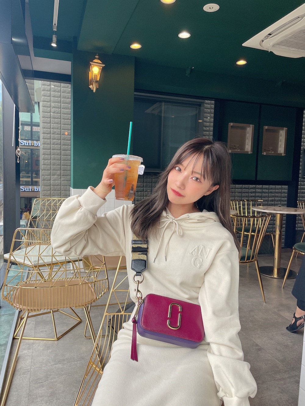 ホワイト系のワンピースを着用したレディースの冬コーディネートの5枚目の写真