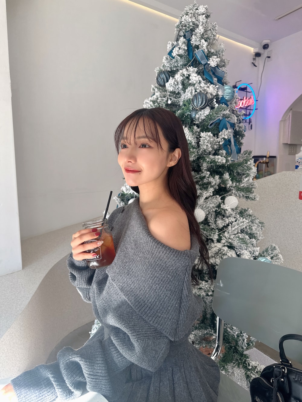 グレー系のワンピース、その他のその他アウター、ブラック系のショルダーバッグを着用したレディースの春コーディネートの4枚目の写真