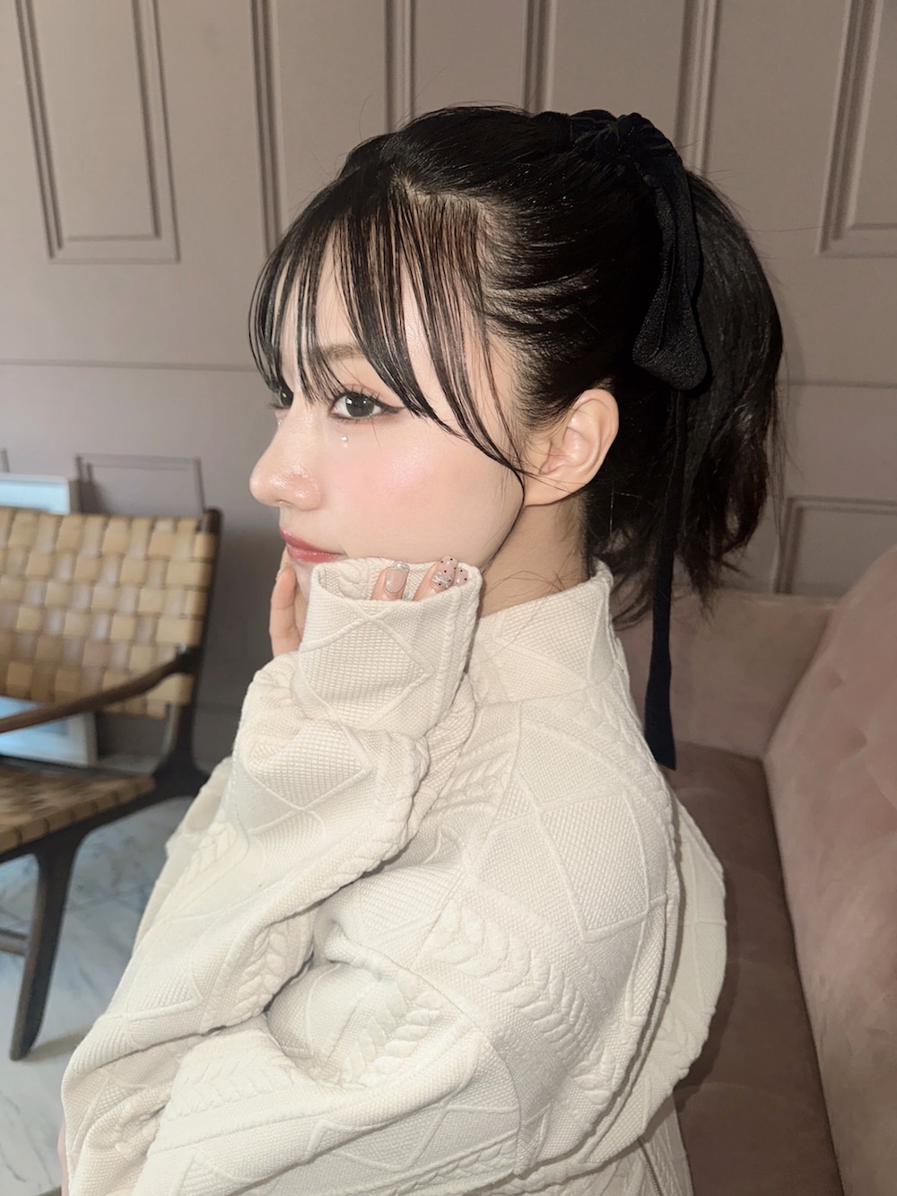 ベージュ系のその他トップスを着用したレディースの夏コーディネートの4枚目の写真