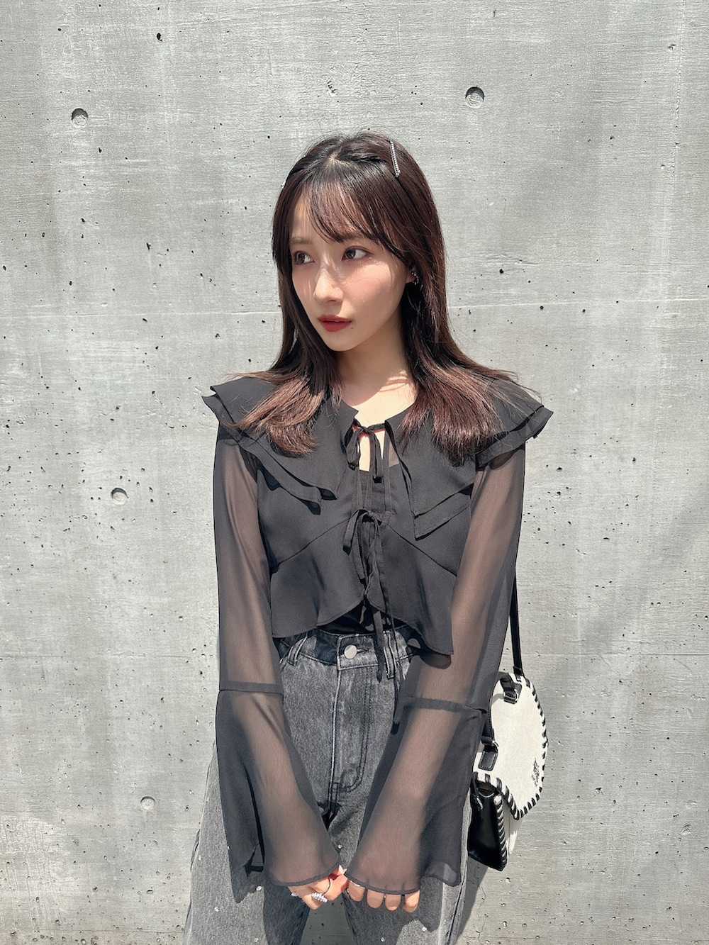 ブラック系のシャツ/ブラウスを着用したレディースの秋コーディネートの2枚目の写真