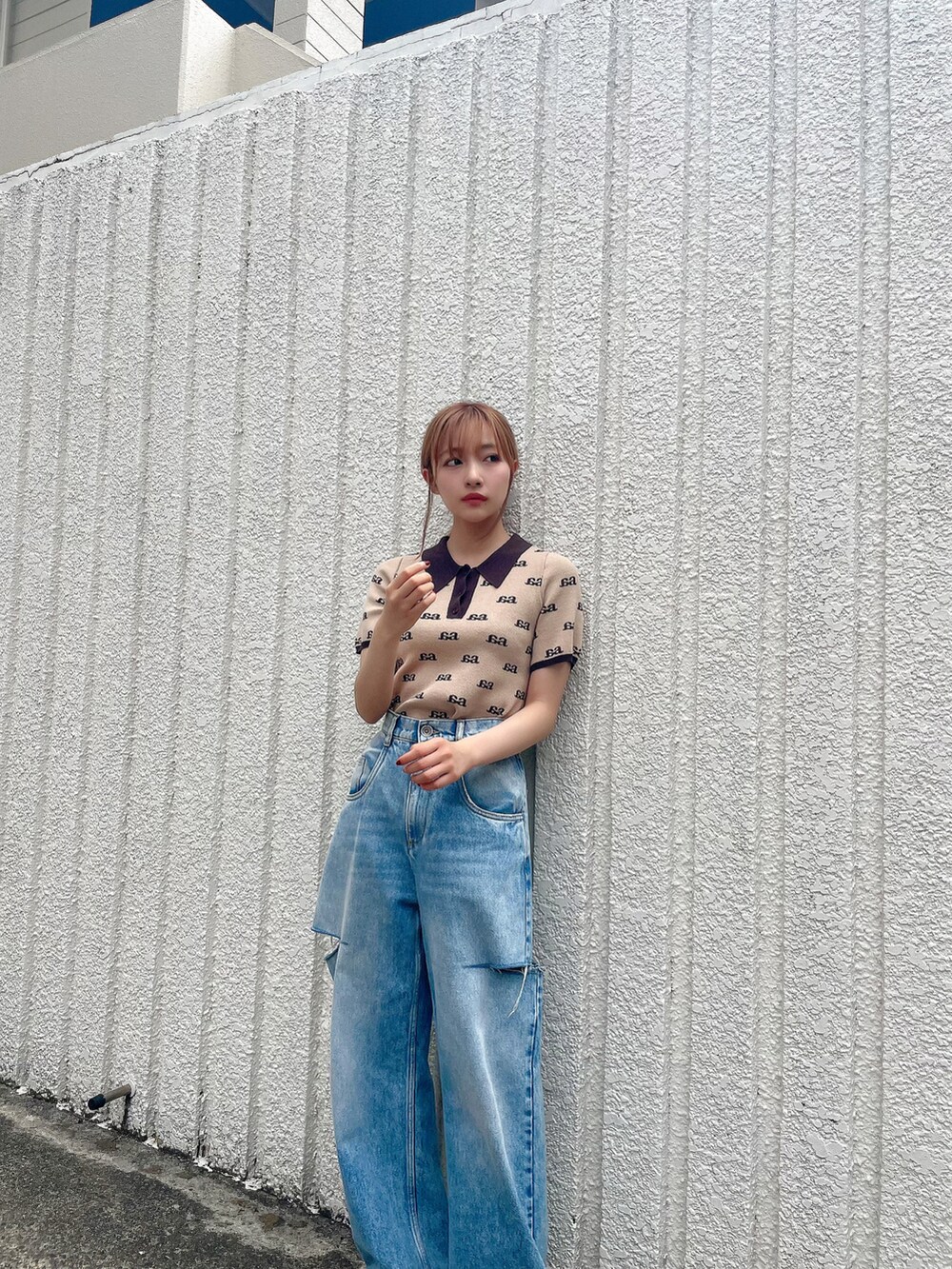 ベージュ系のニット/セーターを着用したレディースの秋コーディネートの3枚目の写真