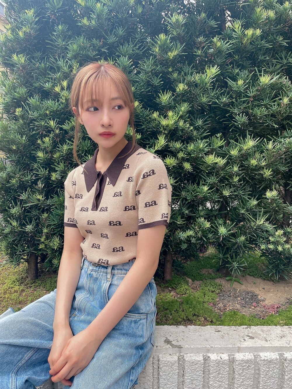 ベージュ系のニット/セーターを着用したレディースの秋コーディネートの2枚目の写真