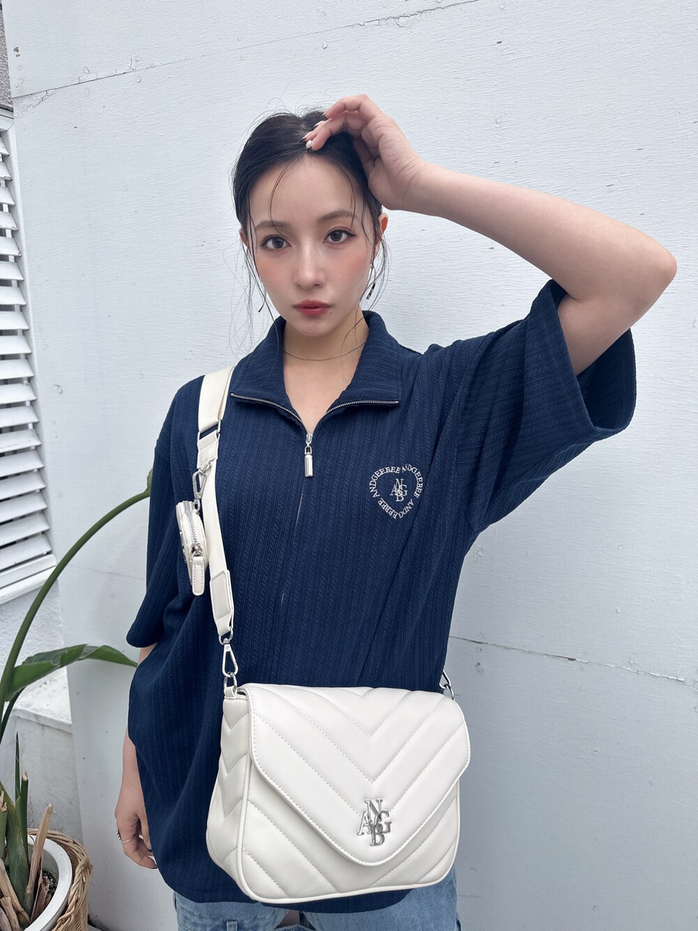 ブルー系のその他トップス、ホワイト系のショルダーバッグを着用したレディースの夏コーディネートの3枚目の写真