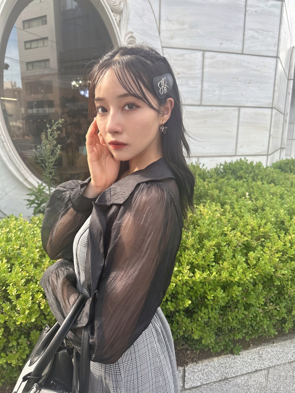 ブラック系のワンピース、ブラック系のショルダーバッグを着用したレディースの冬コーディネートの3枚目の写真