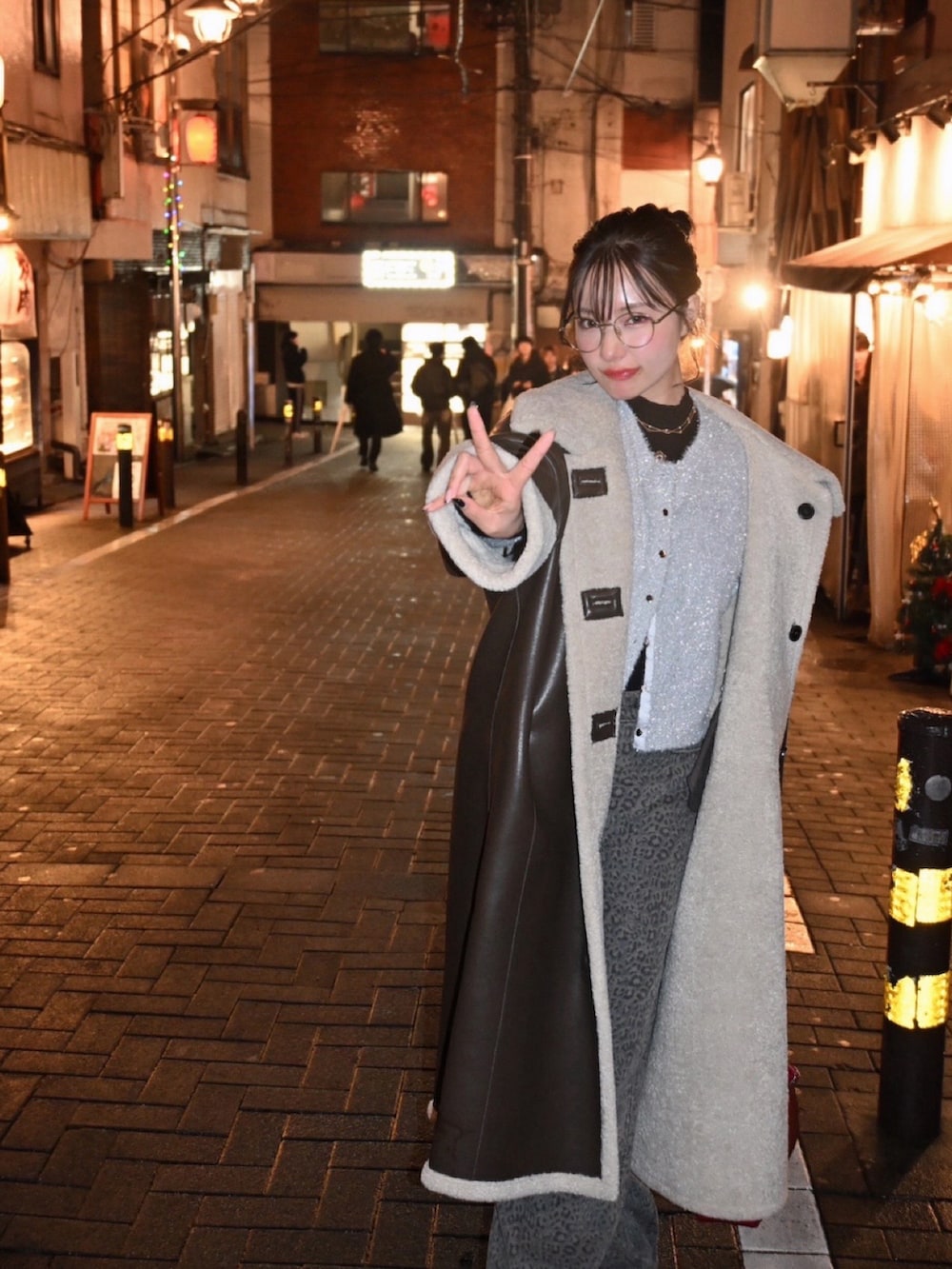 ブラウン系のジャケット/アウターを着用したレディースの春コーディネートの2枚目の写真