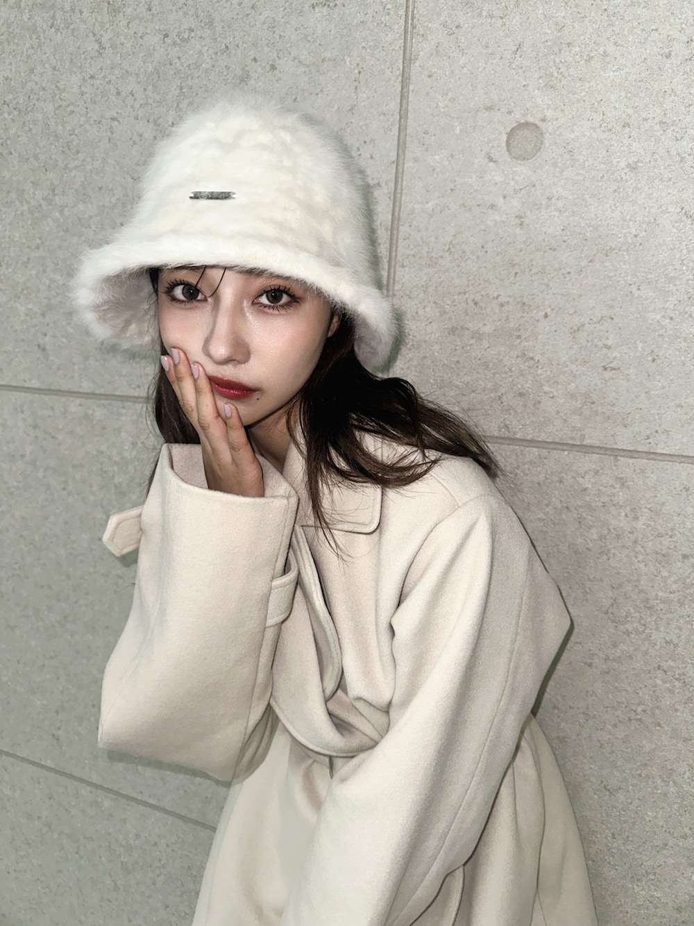 ベージュ系のダウンジャケット/コート、ホワイト系のハットを着用したレディースの冬コーディネートの4枚目の写真