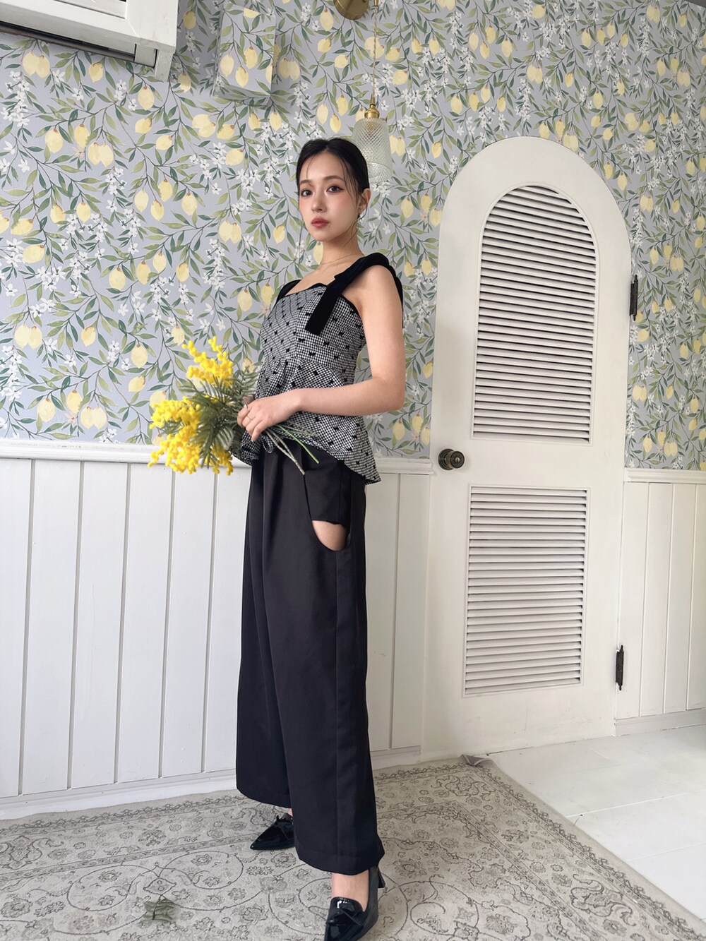 ブラック系のその他トップス、ブラック系のその他パンツを着用したレディースの夏コーディネートの2枚目の写真