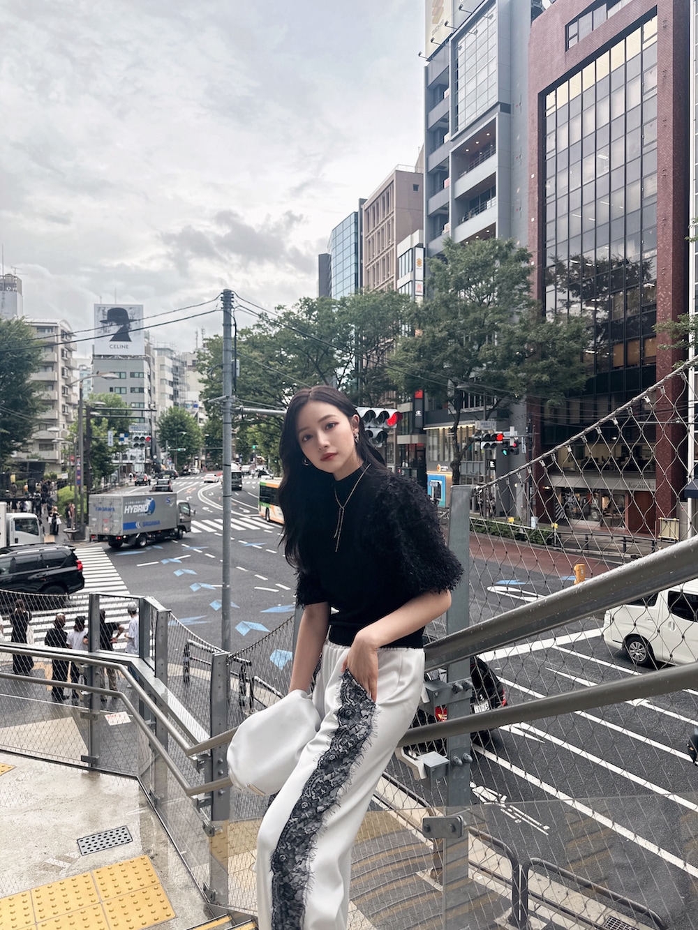 グレー系のその他パンツ、グレー系のジャージを着用したレディースの秋コーディネートの5枚目の写真