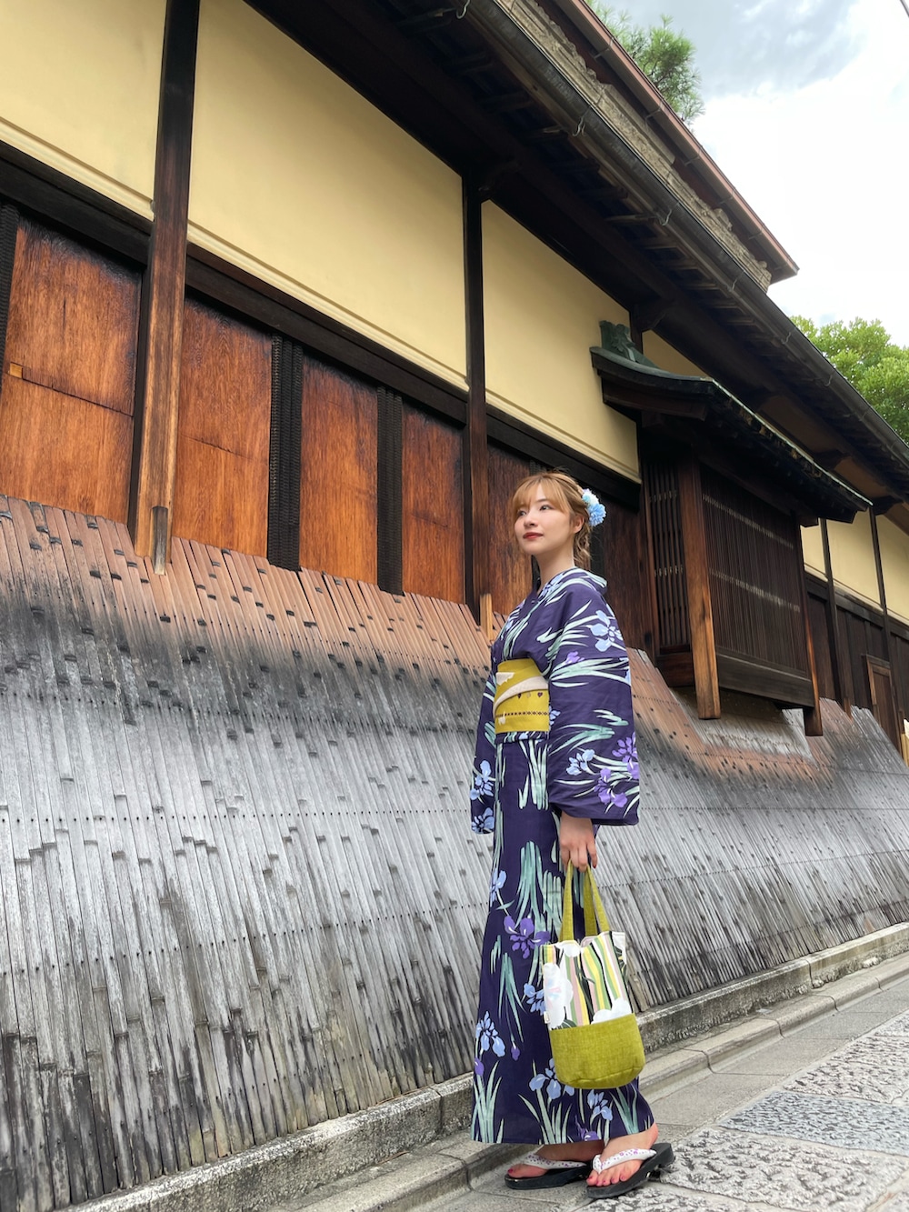 ブルー系の水着/着物・浴衣を着用したレディースの秋コーディネートの2枚目の写真