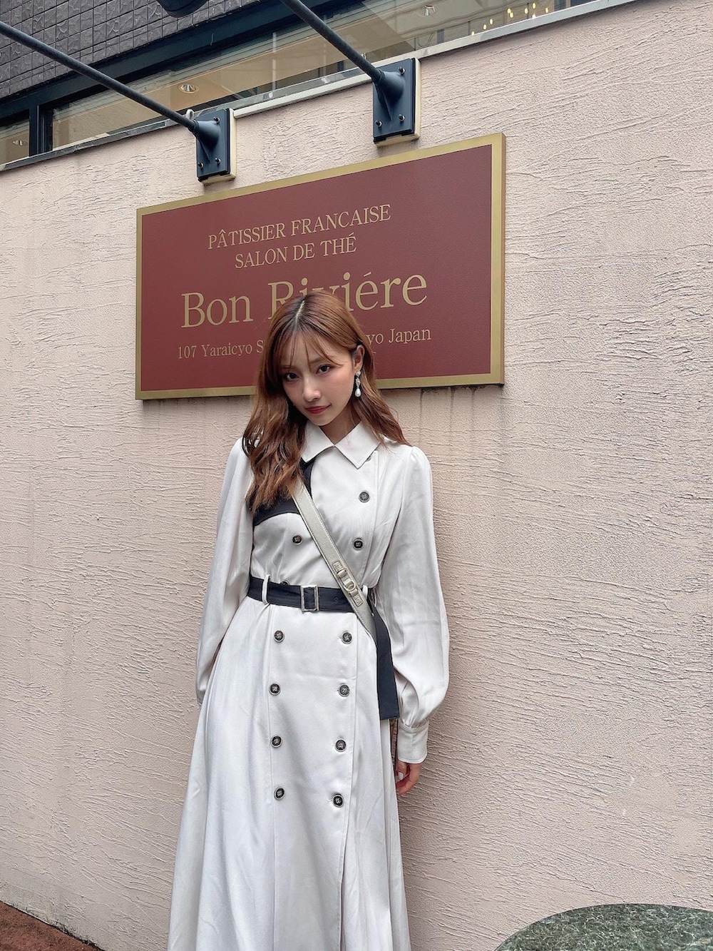 ホワイト系のワンピースを着用したレディースの冬コーディネートの2枚目の写真