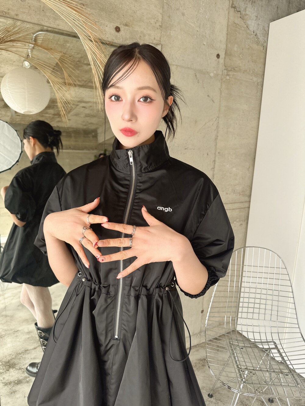 ブラック系のワンピースを着用したレディースの春コーディネートの5枚目の写真