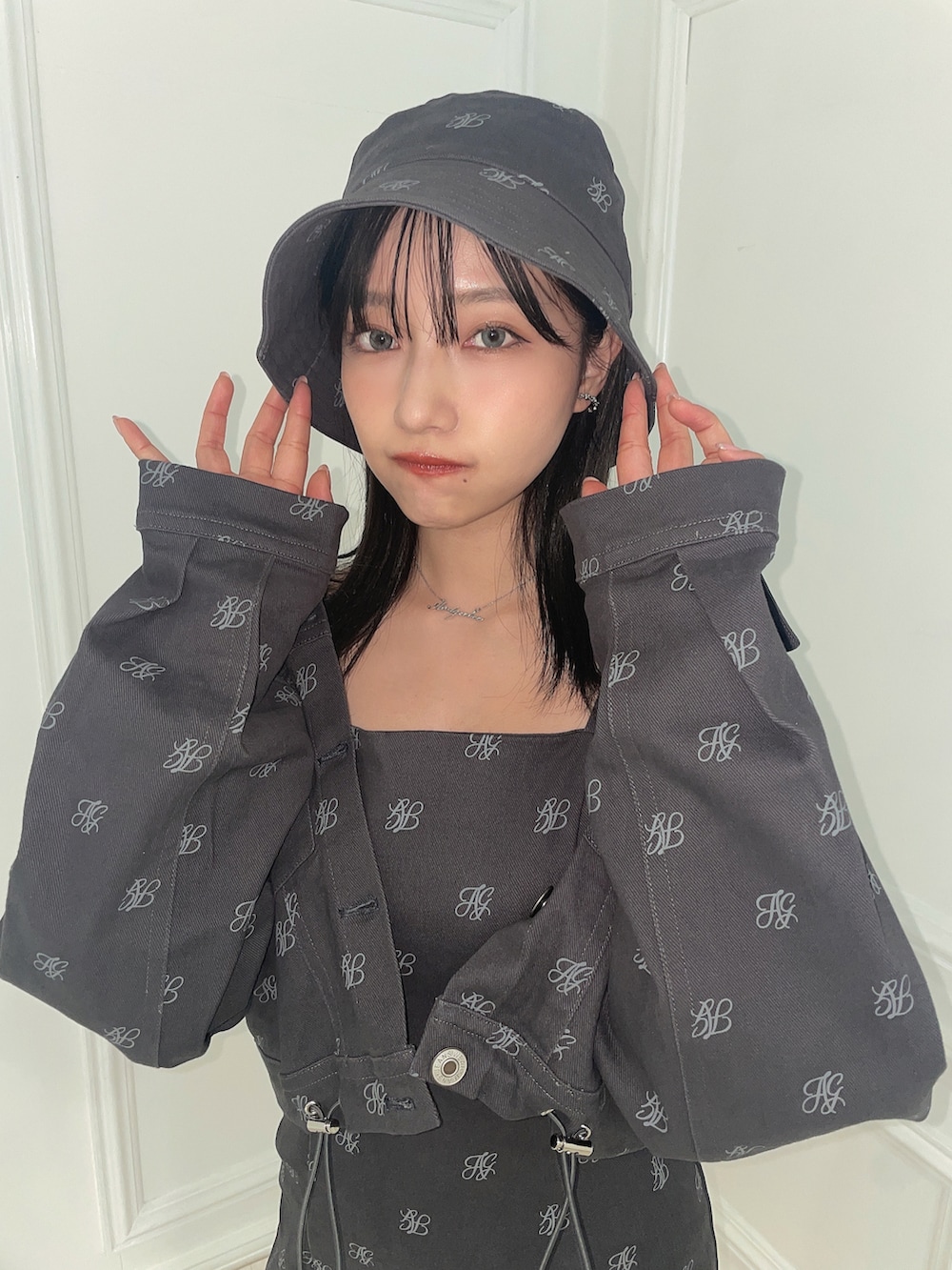 グレー系のその他アウター、グレー系のジャンパースカート、グレー系のハットを着用したレディースの夏コーディネートの2枚目の写真