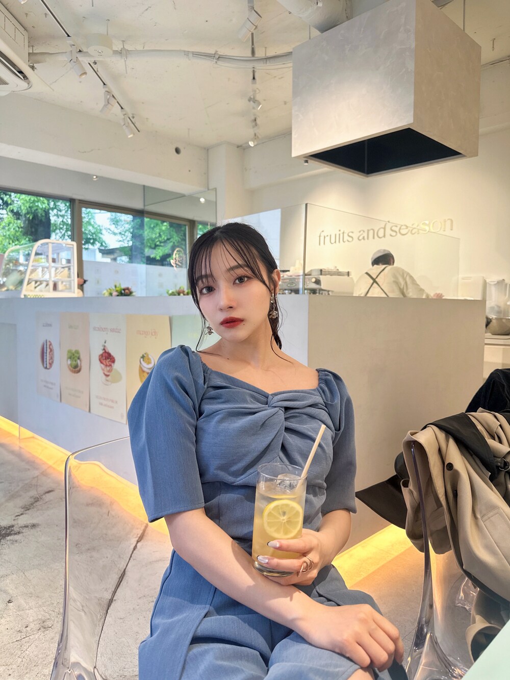 ブルー系のつなぎ/オールインワンを着用したレディースの夏コーディネートの2枚目の写真