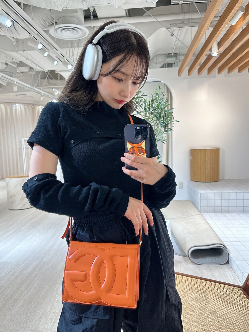 ブラック系のニット/セーターを着用したレディースの夏コーディネートの3枚目の写真