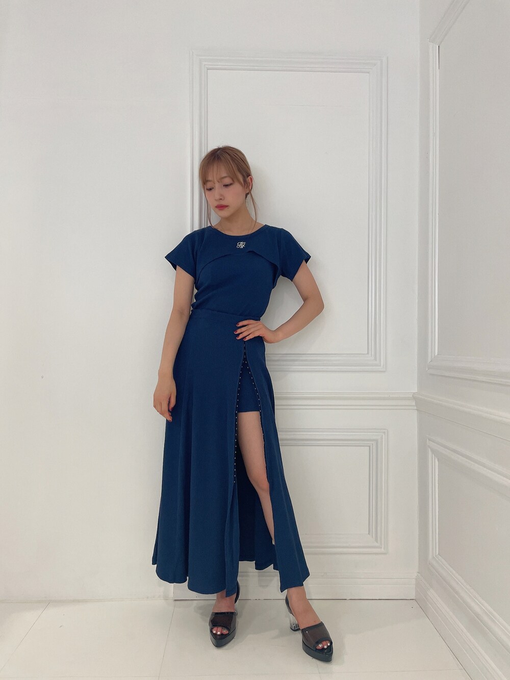 ブルー系のその他トップス、ブルー系のスカート、ブラック系のサンダルを着用したレディースの秋コーディネートの2枚目の写真