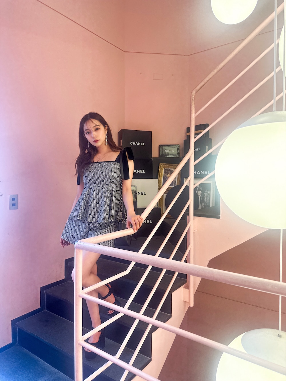 ホワイト系のその他トップス、ホワイト系のその他パンツ、ブラック系のバッグを着用したレディースの夏コーディネートの2枚目の写真