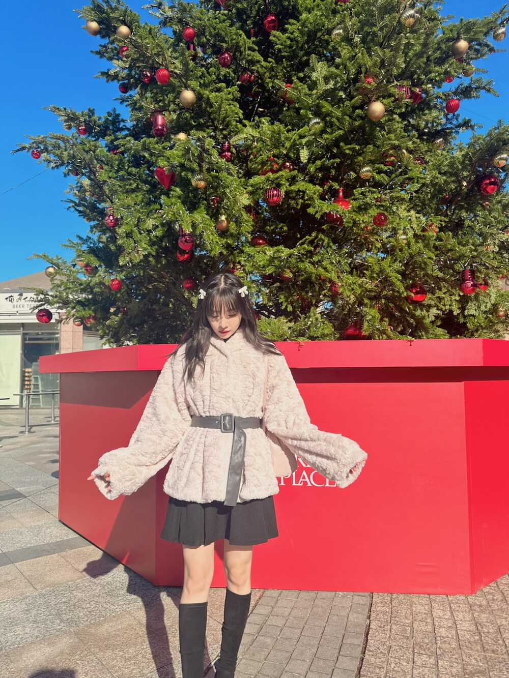 ピンク系のその他アウター、ブラック系のショルダーバッグ、グレー系のワンピースを着用したレディースの春コーディネートの3枚目の写真