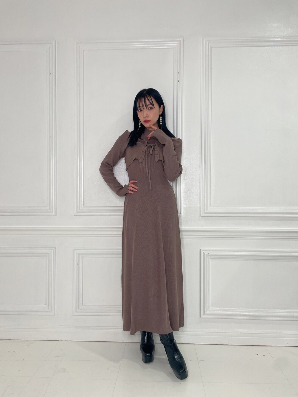 ブラウン系のワンピース、ブラック系のブーツを着用したレディースの春コーディネートの2枚目の写真