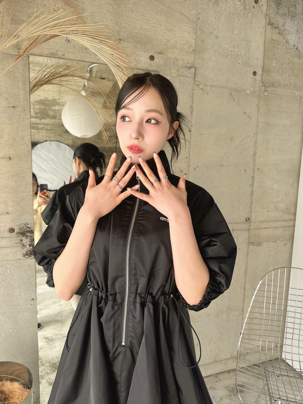 ブラック系のワンピースを着用したレディースの春コーディネートの4枚目の写真