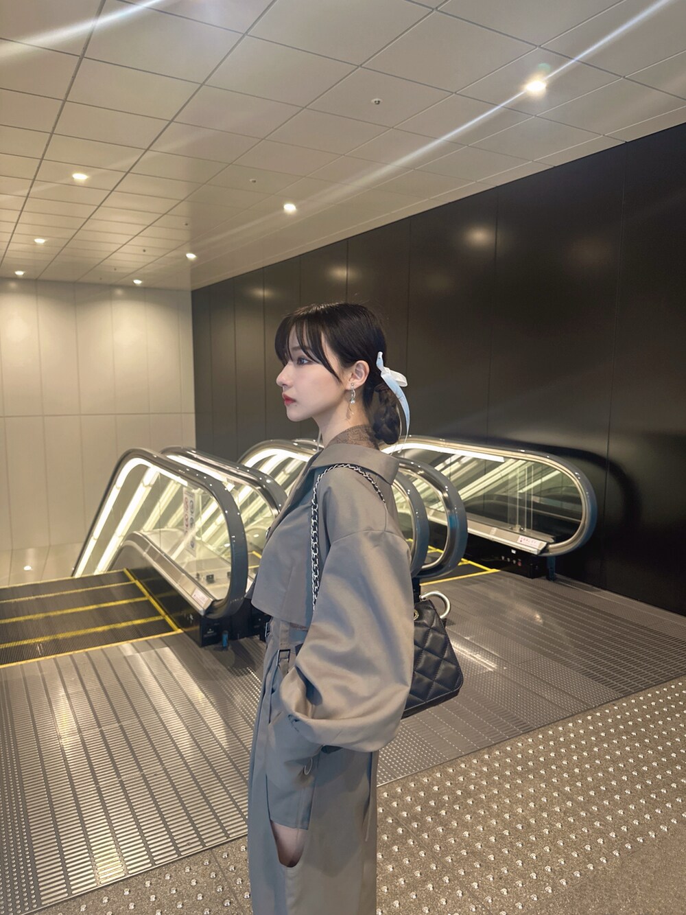ブラウン系のその他アウター、ブラウン系のその他パンツを着用したレディースの夏コーディネートの3枚目の写真