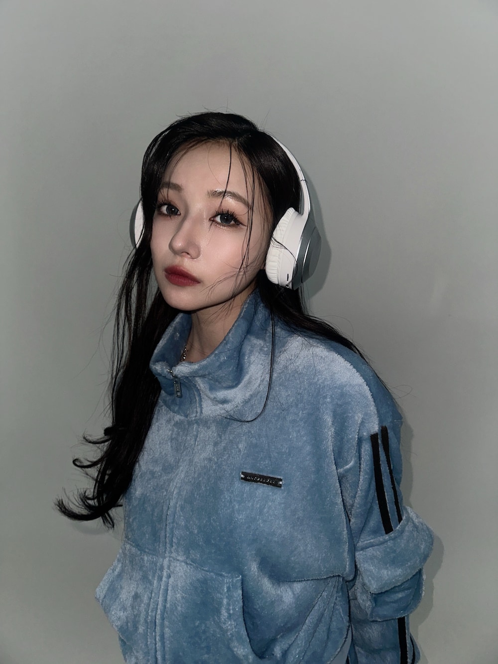 ブルー系のジャージを着用したレディースの冬コーディネートの5枚目の写真