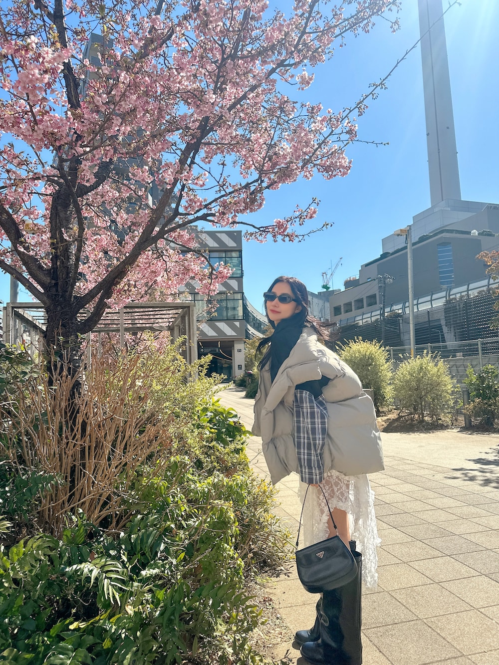 ホワイト系のスカート、ブラック系のTシャツ/カットソーを着用したレディースの夏コーディネートの4枚目の写真