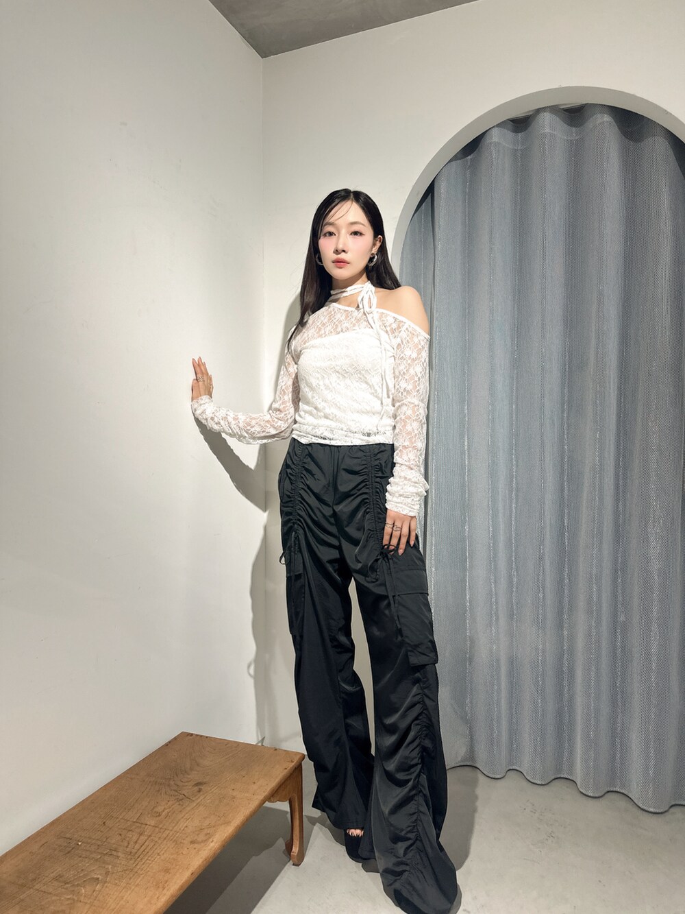 ホワイト系のその他トップス、ブラック系のカーゴパンツを着用したレディースの夏コーディネートの2枚目の写真