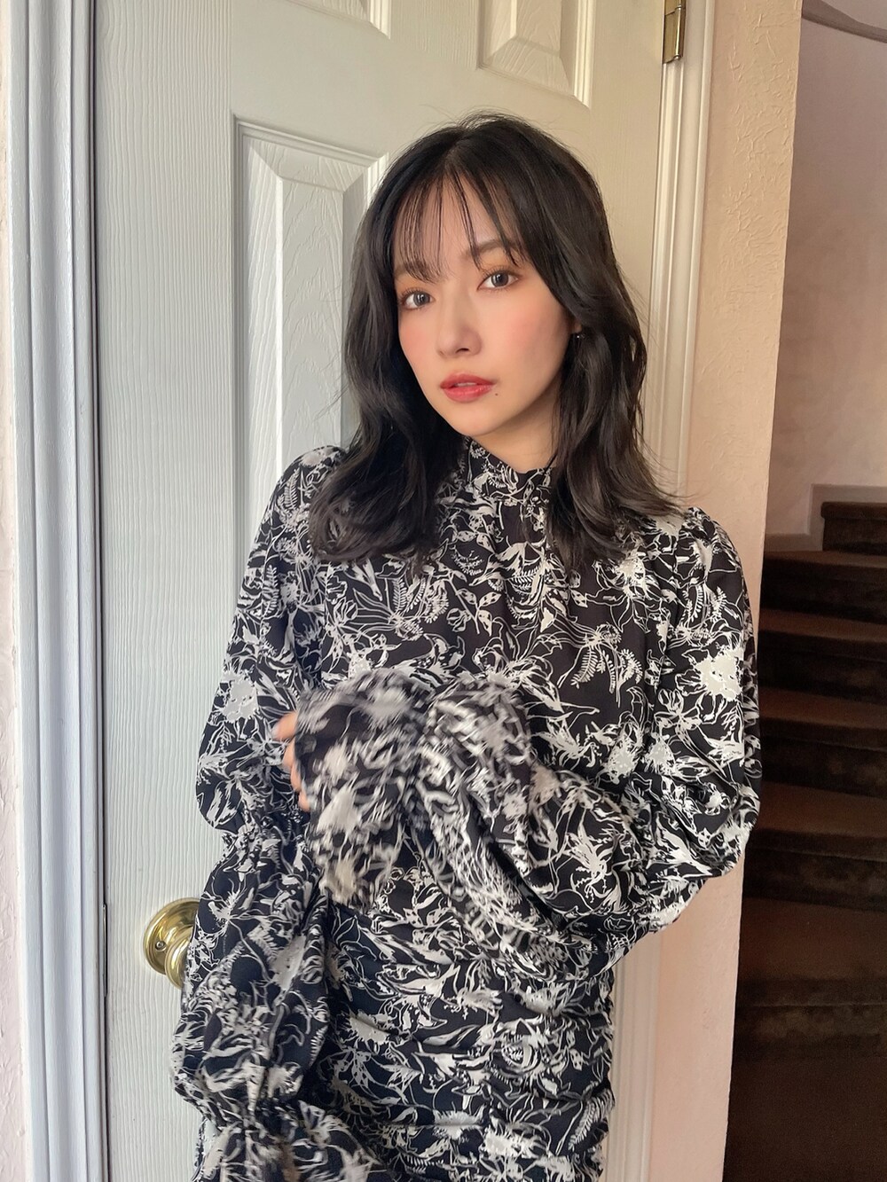 ブラック系のワンピースを着用したレディースの夏コーディネートの2枚目の写真