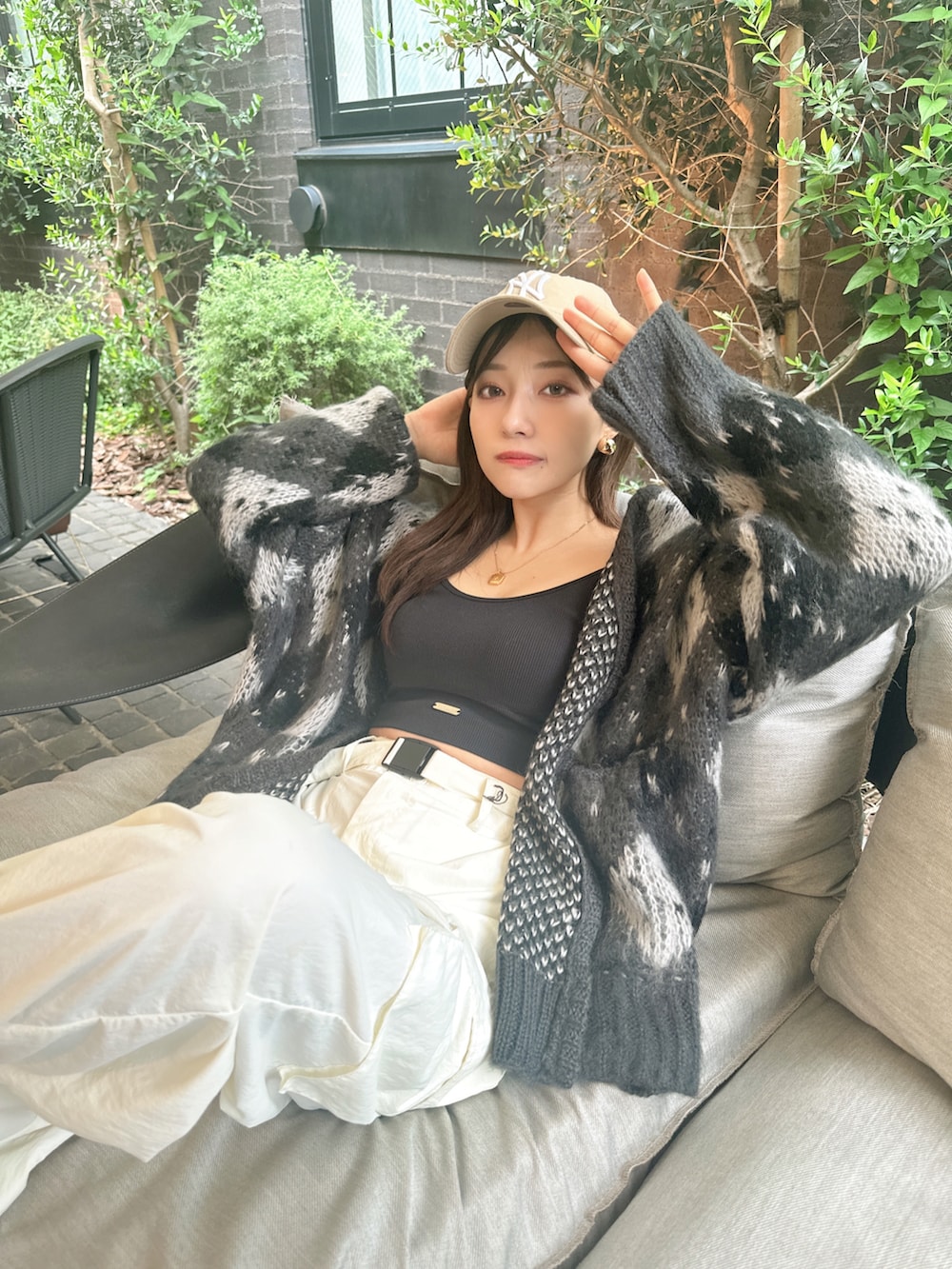 ブラック系のカーディガン/ボレロを着用したレディースの冬コーディネートの3枚目の写真