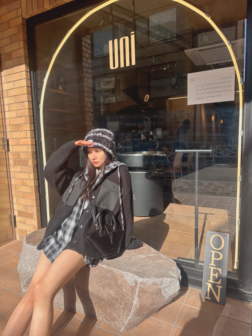 ブラック系のニット/セーター、ブラック系のシャツ/ブラウスを着用したレディースの春コーディネートの4枚目の写真