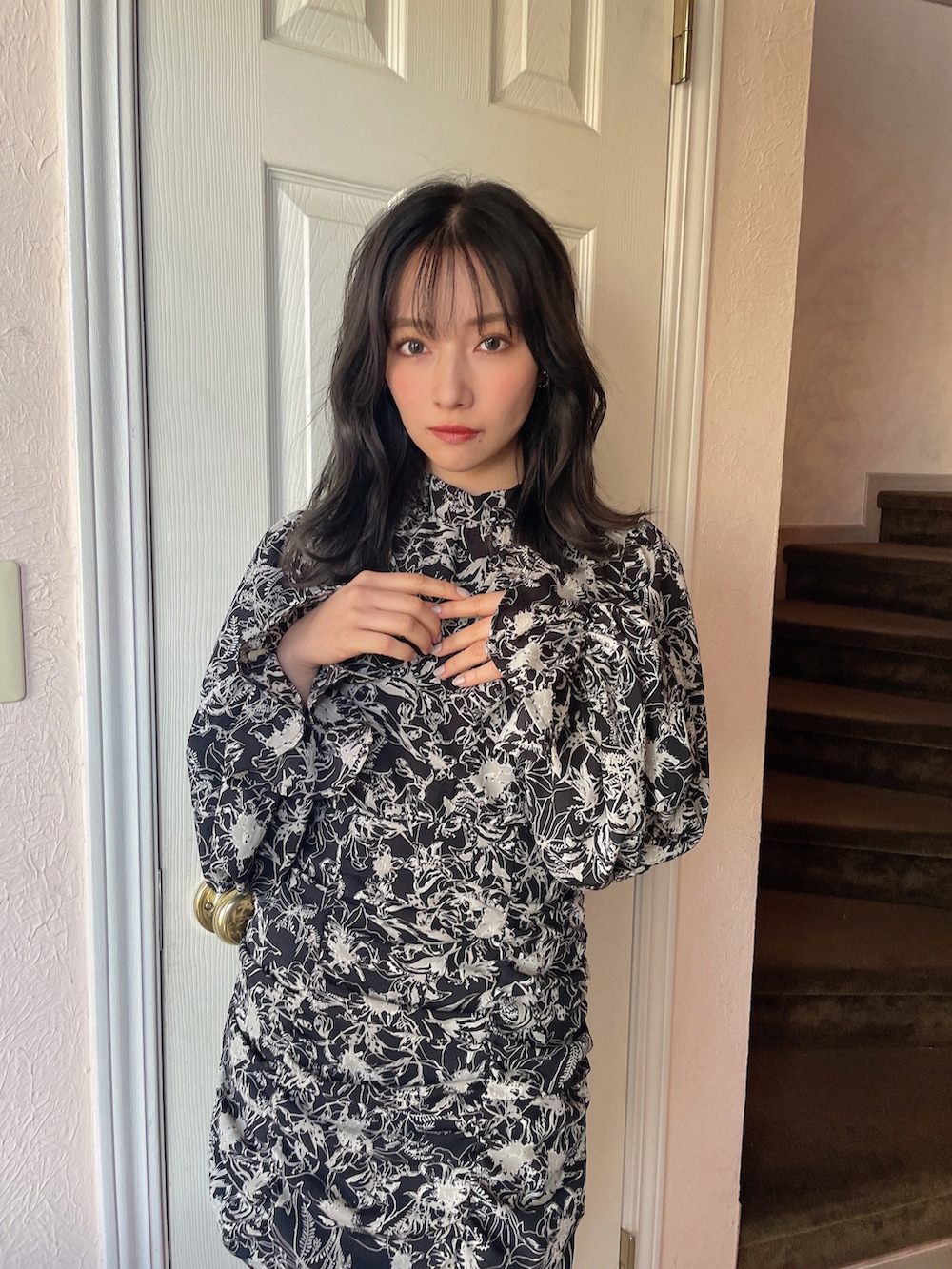 ブラック系のワンピースを着用したレディースの春コーディネートの3枚目の写真