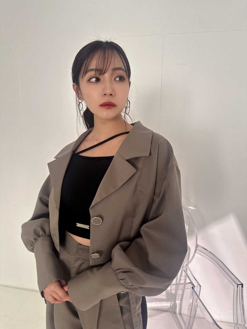 ブラック系のタンクトップ、ブラウン系のその他アウター、ブラウン系のその他パンツを着用したレディースの夏コーディネートの4枚目の写真