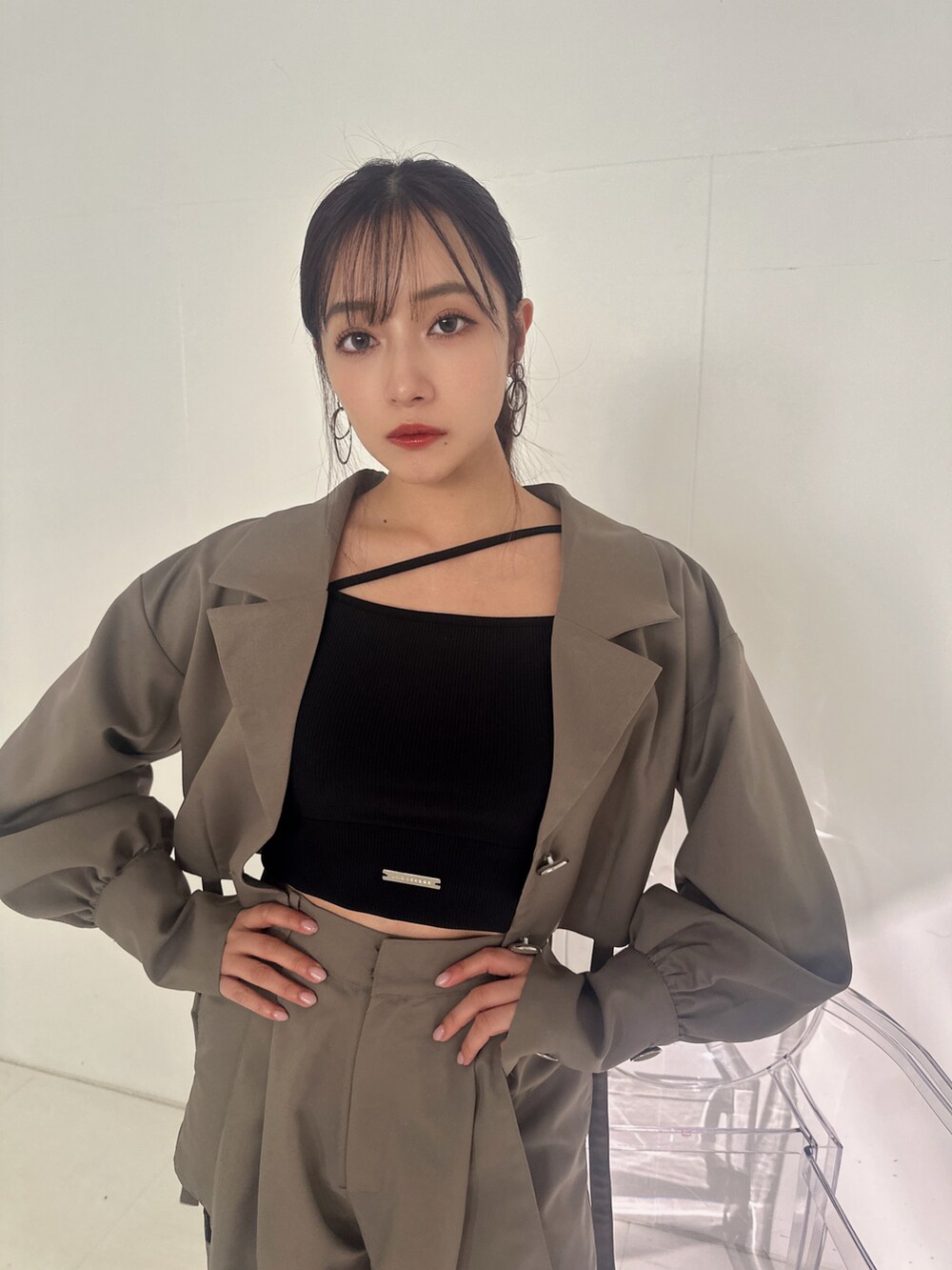 ブラック系のタンクトップ、ブラウン系のその他アウター、ブラウン系のその他パンツを着用したレディースの夏コーディネートの2枚目の写真