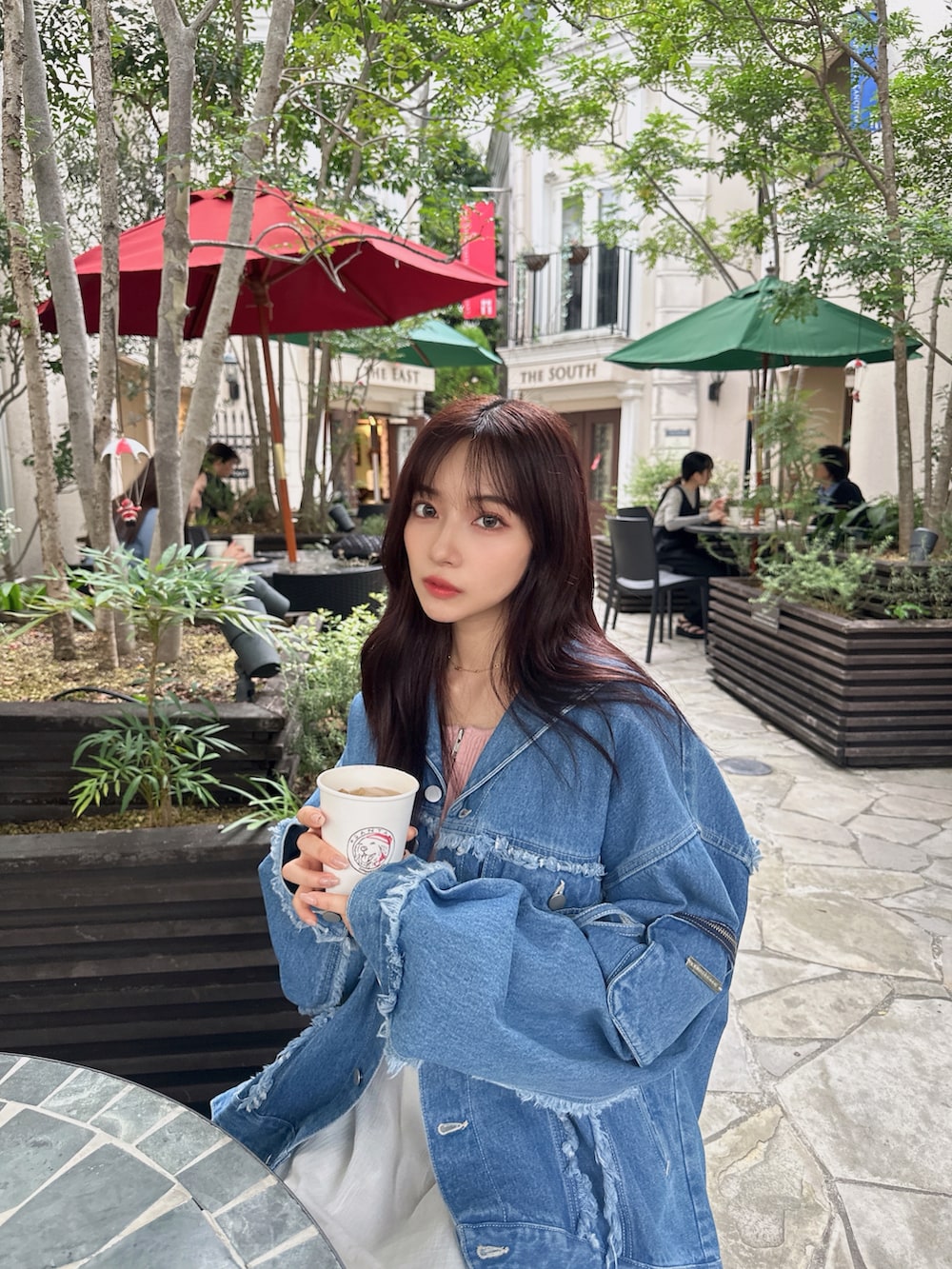 ブルー系のデニムジャケットを着用したレディースの冬コーディネートの3枚目の写真