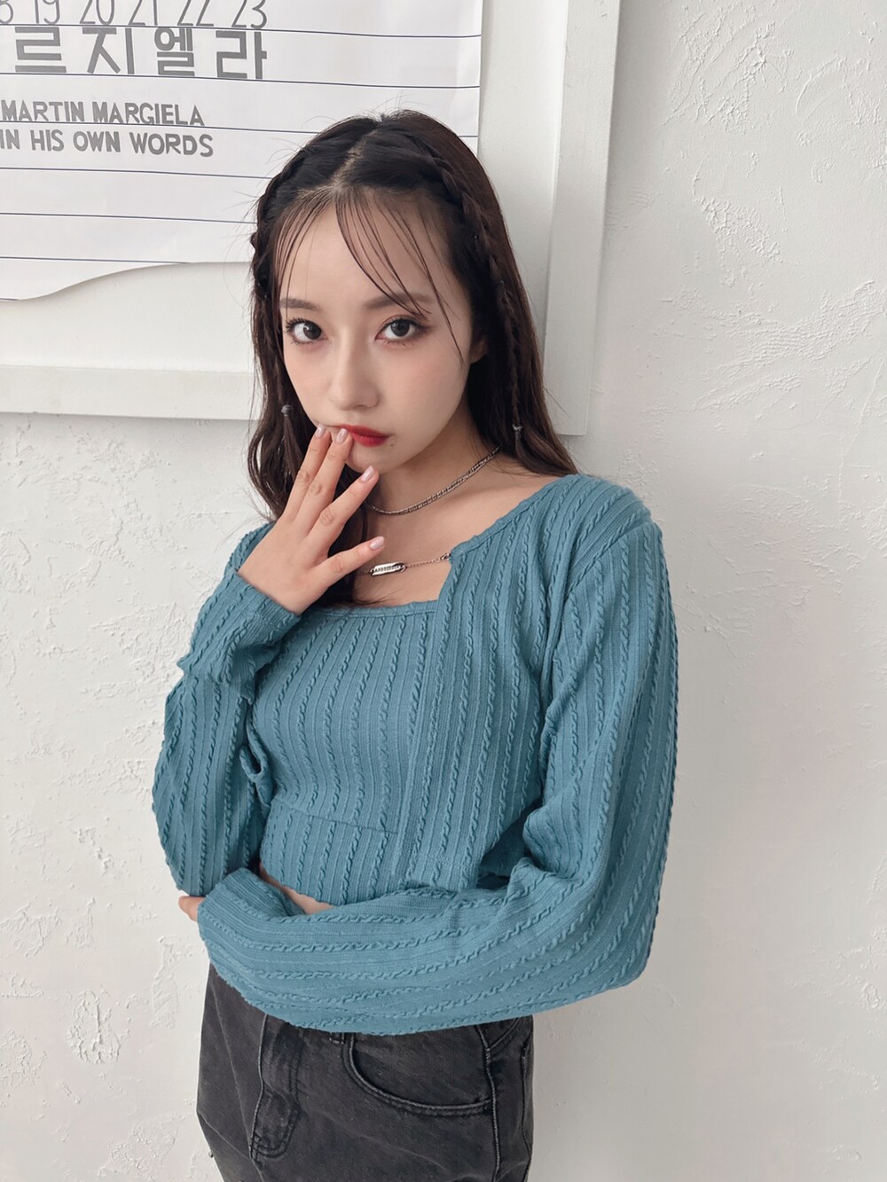 ブルー系のその他トップス、ブラック系のデニムパンツを着用したレディースの秋コーディネートの3枚目の写真