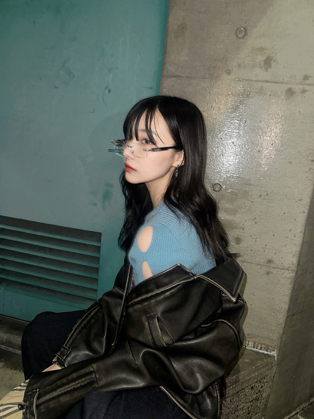 ブルー系のニット/セーター、ブラウン系のテーラードジャケットを着用したレディースの春コーディネートの4枚目の写真