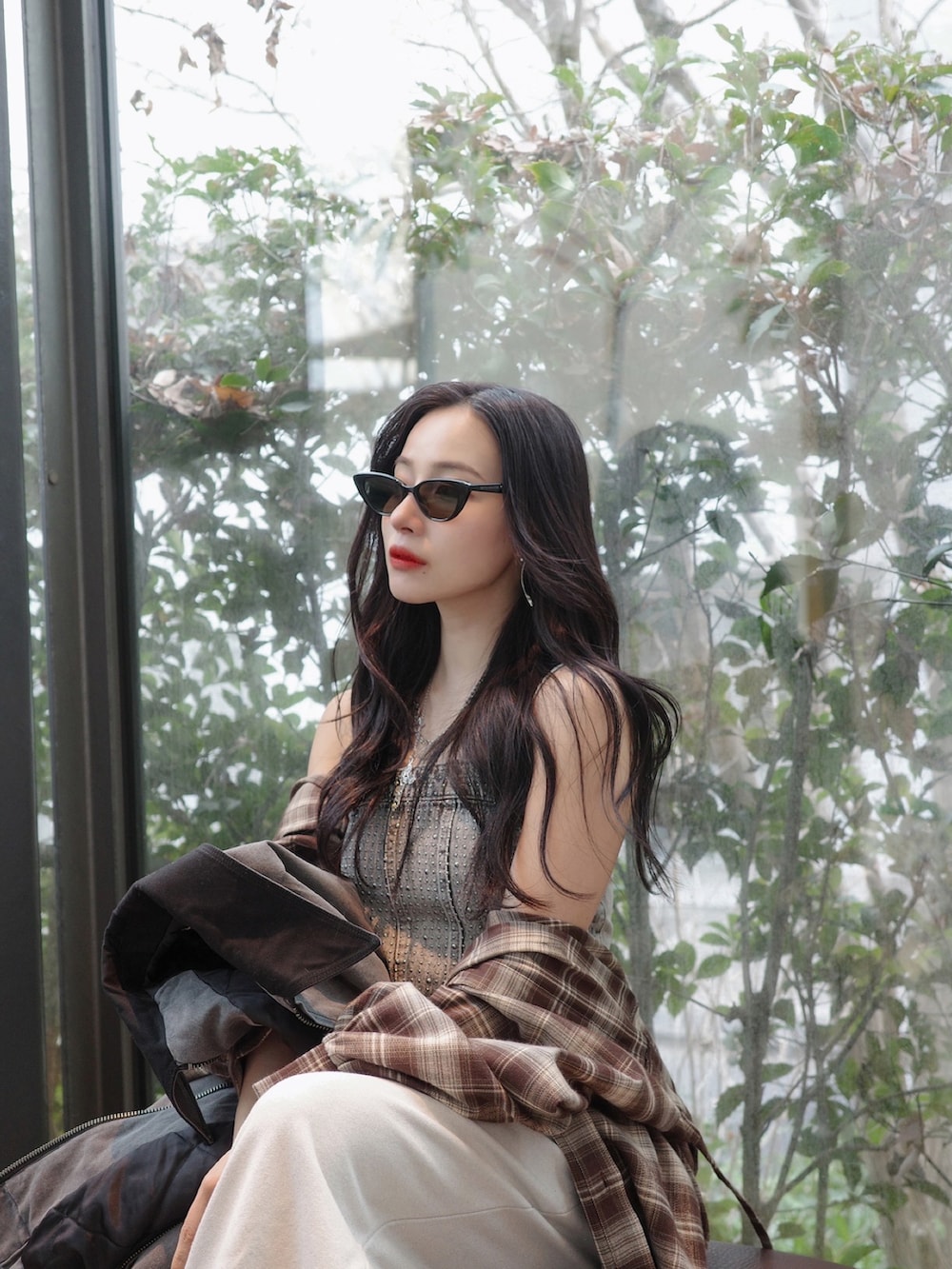 ブラウン系のシャツ/ブラウス、ベージュ系のスウェットパンツを着用したレディースの夏コーディネートの3枚目の写真