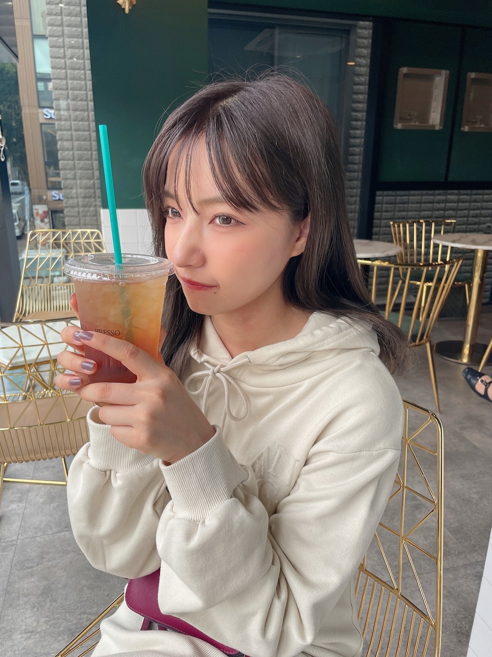 ホワイト系のワンピースを着用したレディースの冬コーディネートの4枚目の写真