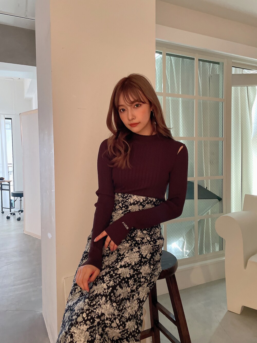 ブラック系のスカート、ブラック系のサンダル、ブラウン系のニット/セーターを着用したレディースの秋コーディネートの4枚目の写真