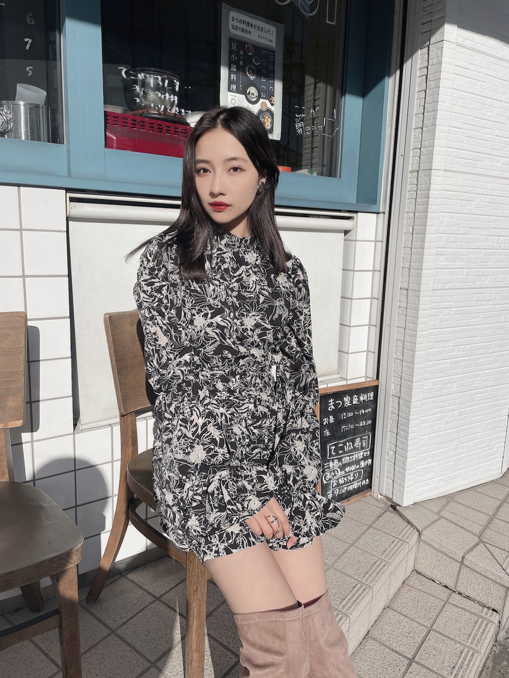 ブラック系のワンピースを着用したレディースの夏コーディネートの4枚目の写真