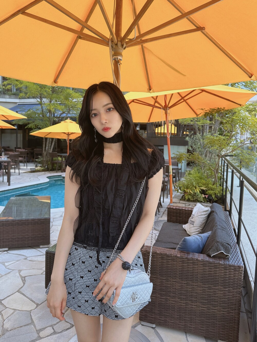 ホワイト系のその他パンツ、シルバー系のショルダーバッグ、ブラック系のトップスを着用したレディースの秋コーディネートの4枚目の写真