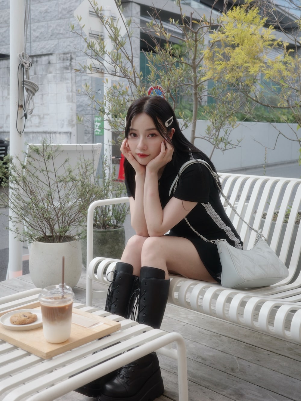 ブラック系のショルダーバッグ、ブラック系のワンピースを着用したレディースの秋コーディネートの4枚目の写真