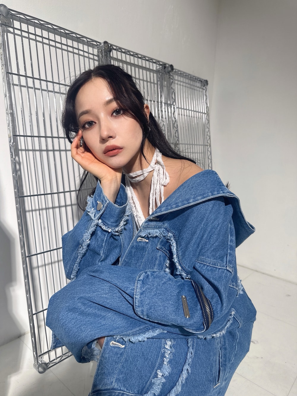 ブルー系のデニムジャケット、ホワイト系のその他トップスを着用したレディースの冬コーディネートの4枚目の写真