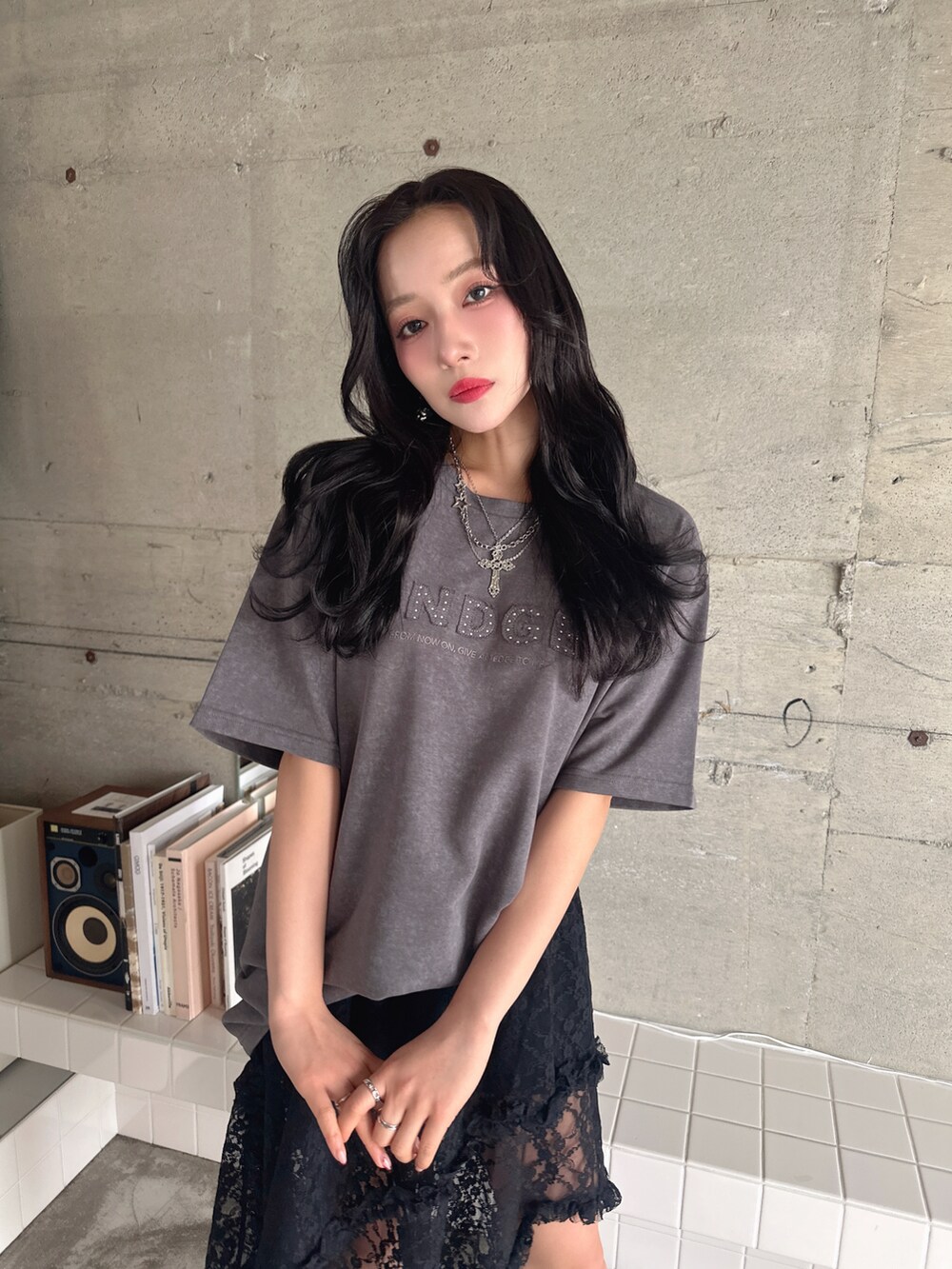 グレー系のTシャツ/カットソー、ブラック系のスカートを着用したレディースの春コーディネートの2枚目の写真